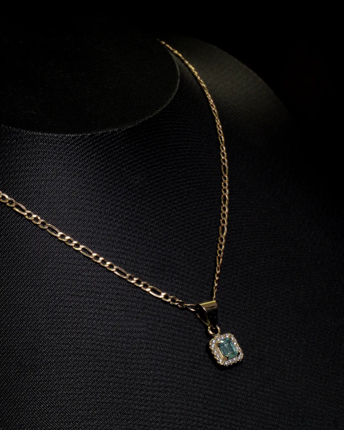 Cadena con Dije de Esmeralda – ST Joyería