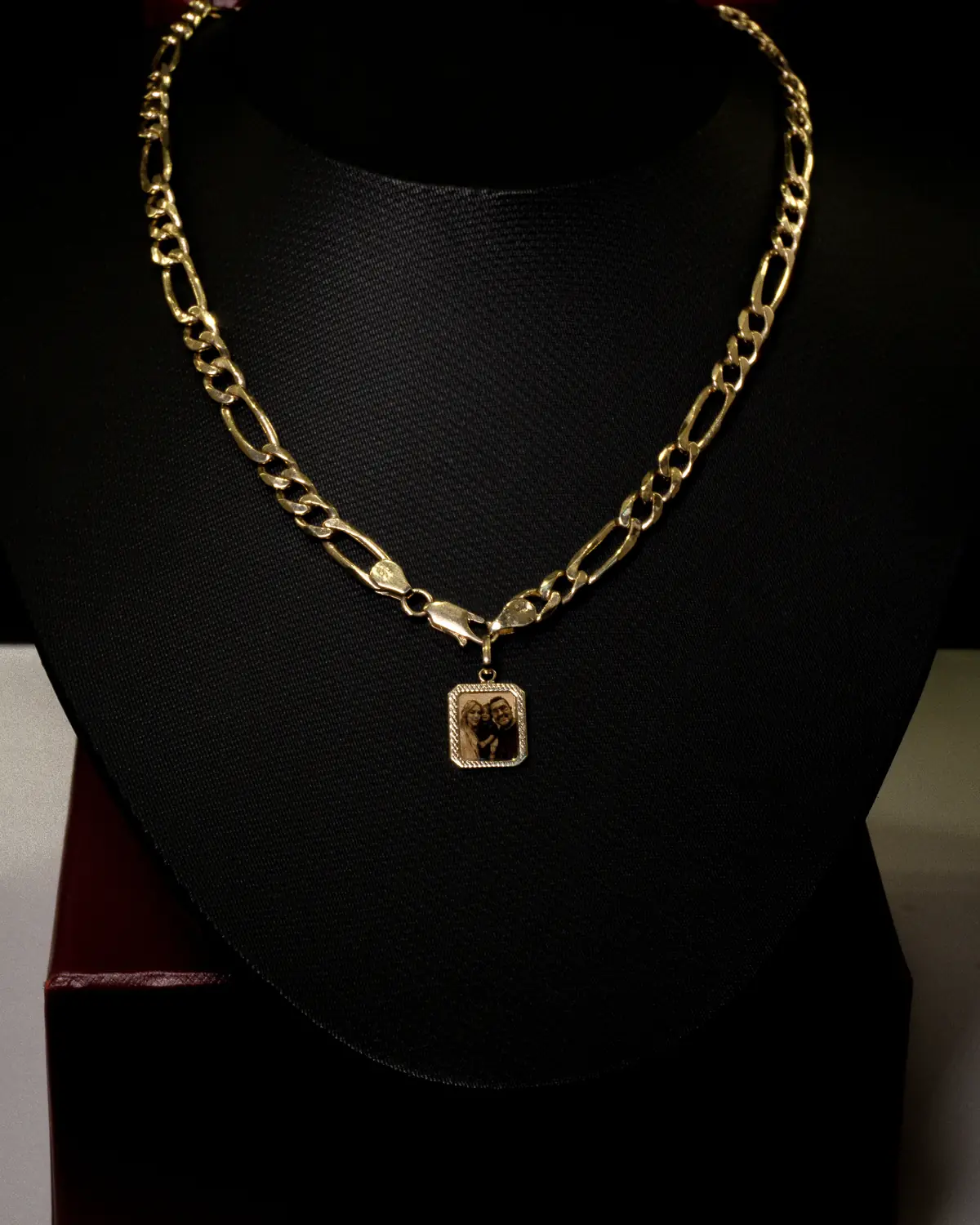 Cadena con Retrato Personalizado – ST Joyería