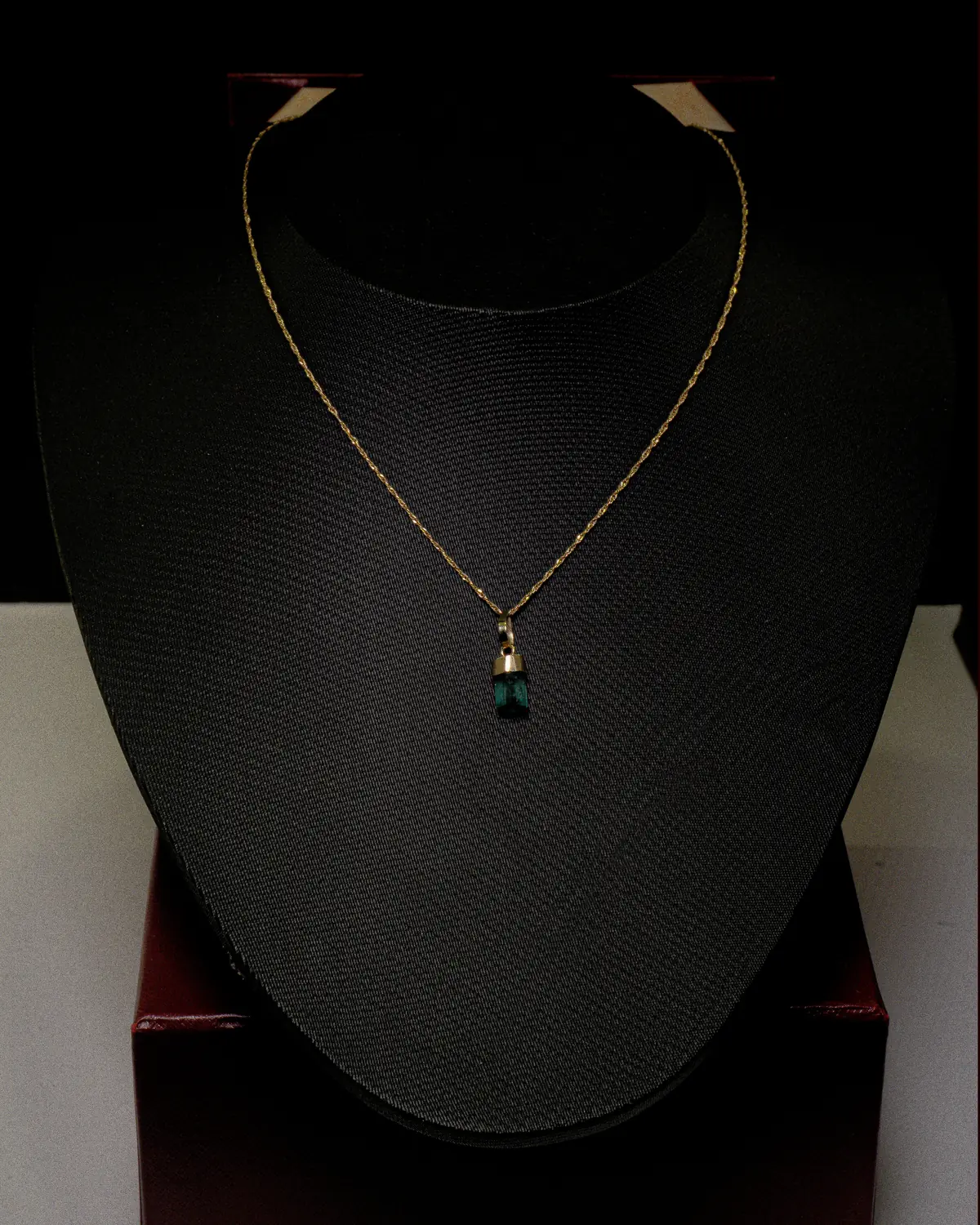 Cadena Fina con Esmeralda – ST Joyería