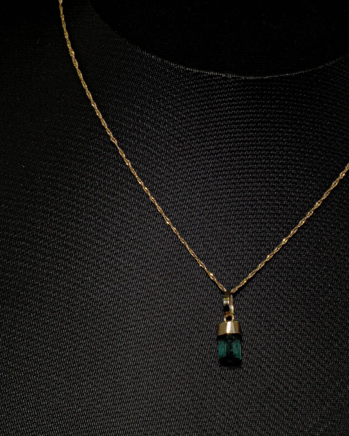 Cadena Fina con Esmeralda – ST Joyería